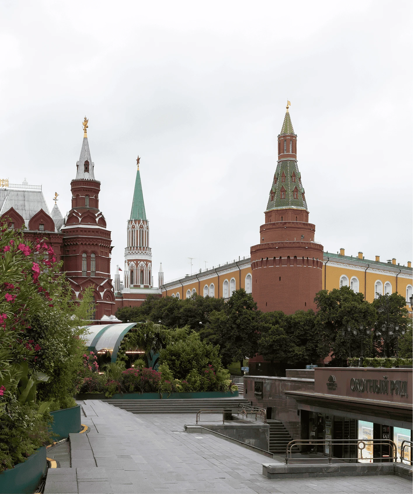 Башни Кремля от Манежной площади